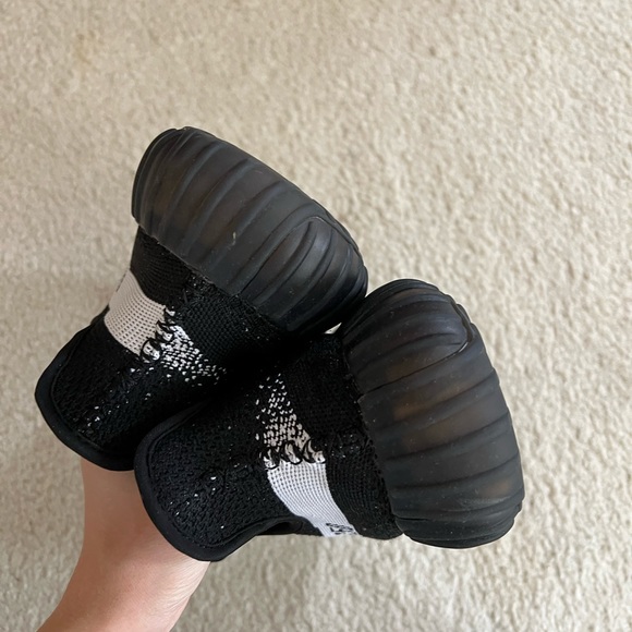 Men Yeezy black sneakers - Picture 4 of 8